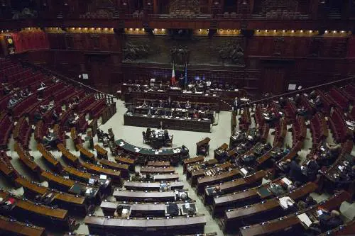 Renzi parla d'Europa, nessuno lo ascolta: Aula deserta