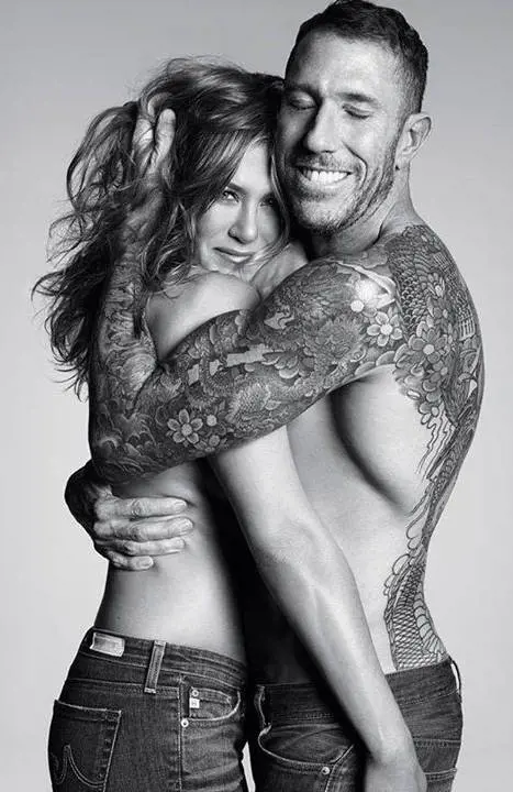 Jennifer Aniston abbraccia in topless il suo parrucchiere