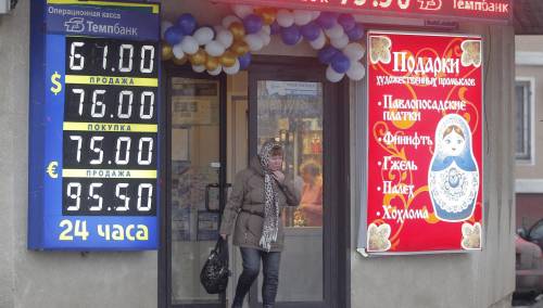 La Banca centrale salva il rublo dal crollo totale. Corsa a comprare beni di consumo