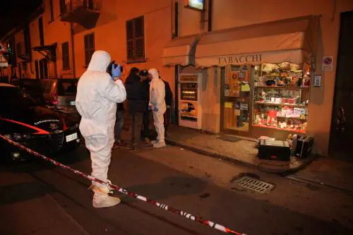 Asti, sangue in tabaccheria