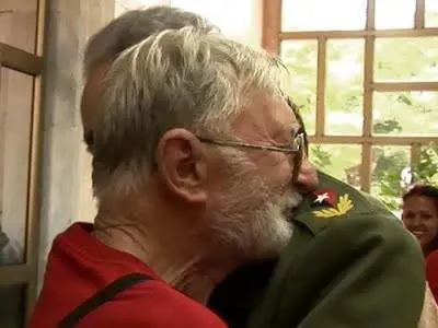 Gino Donè all'Avana nel 2004, in un abbraccio con Fidel Castro