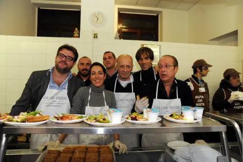 Vip e calciatori alla mensa dei poveri