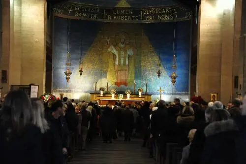 A Roma l'ultimo addio a Virna Lisi. L'abbraccio di amici e colleghi