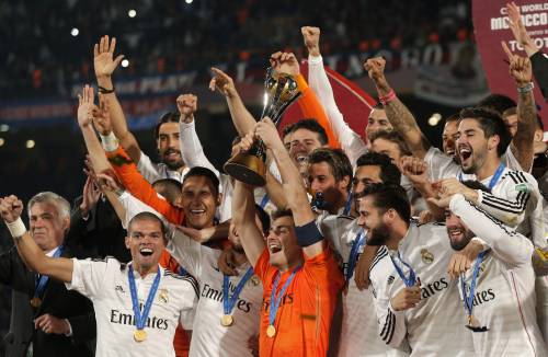 Il Real Madrid solleva la coppa del Mondiale per club