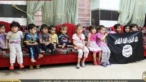 Bambini in un orfanotrofio iracheno gestito dall'Isis
