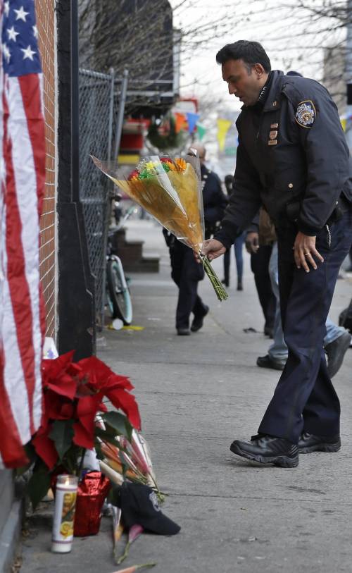 Tre agenti uccisi in due giorni I poliziotti contro De Blasio