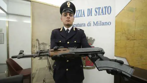 Un arsenale nel campo rom: spuntano anche i kalashnikov