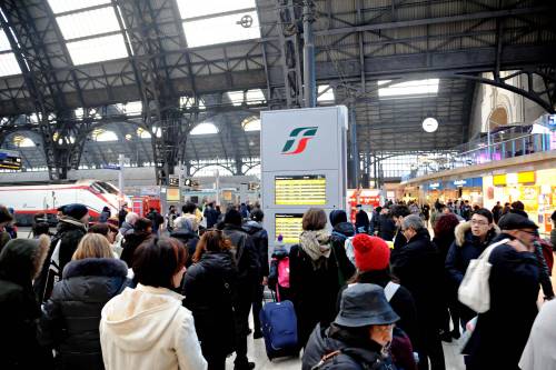 Blitz alla stazione di Bologna: treni in ritardo