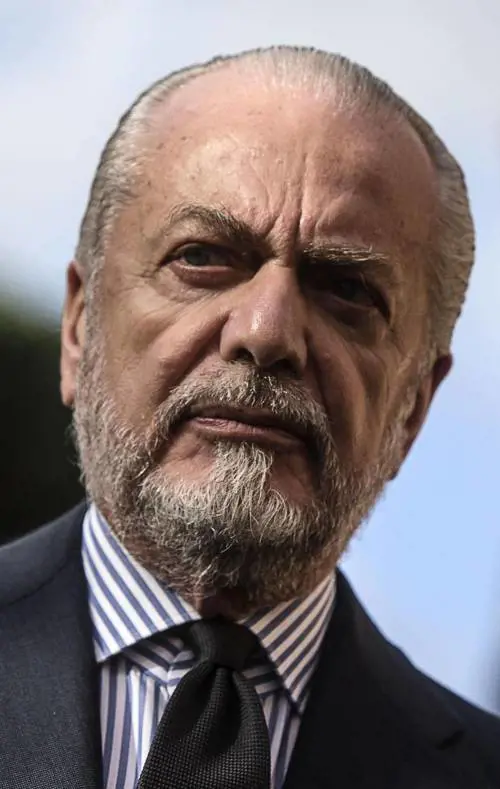 De Laurentiis, pallonata a De Magistris Il duello rusticano infiamma Napoli