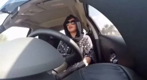 Loujain al-Hathloul alla guida di un'auto