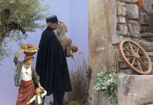 Attivista Femen ruba Gesù bambino dal presepe in Vaticano