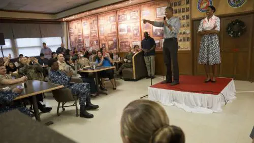Golf e "mise" a fiori. Gli Obama alle Hawaii per Natale
