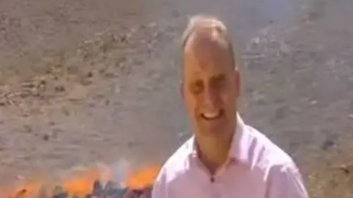 Il giornalista "allegro" per un rogo di stupefacenti