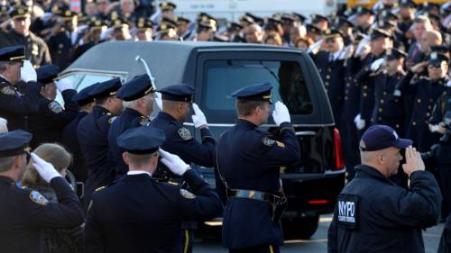 New York, ai funerali del collega ucciso i poliziotti criticano De Blasio
