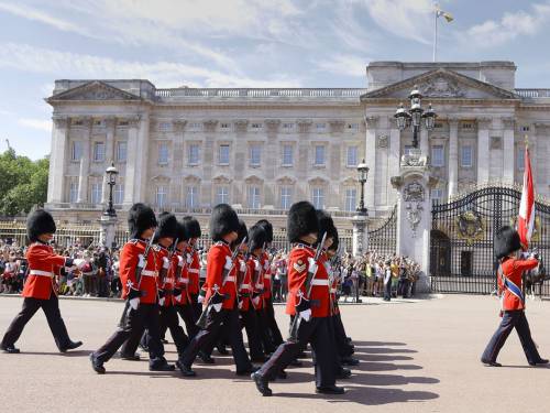 Il cambio della guardia davanti a Buckingham Palace
