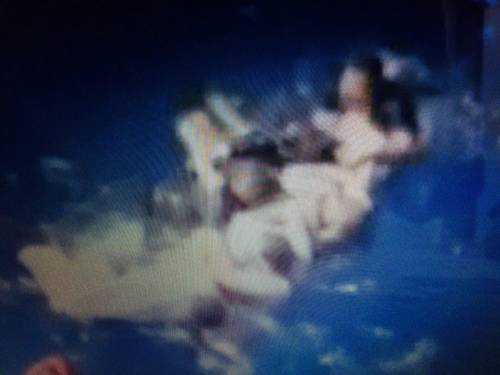L'immagine choc: i passeggeri nel mare in tempesta