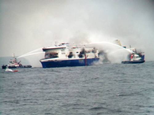 Tragedia nel Mar Adriatico: traghetto italiano in fiamme