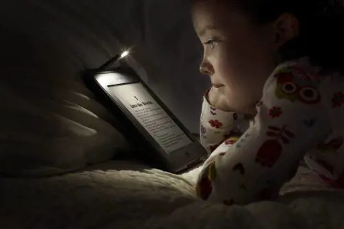 Leggi sul cellulare o tablet prima di dormire? Ti giochi la salute