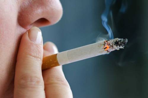 Stretta sui fumatori: foto choc sui pacchetti e sigarette vietate coi bimbi in auto