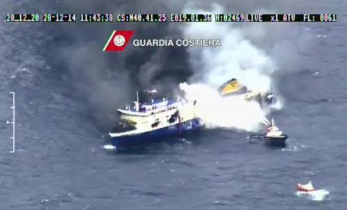 Traghetto in fiamme, giallo sui dispersi