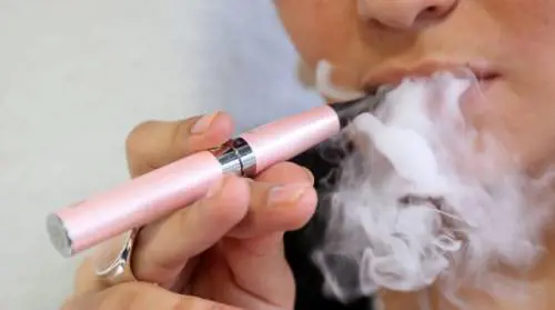 Sigaretta elettronica si rompe, liquido in gola: polmoni perforati