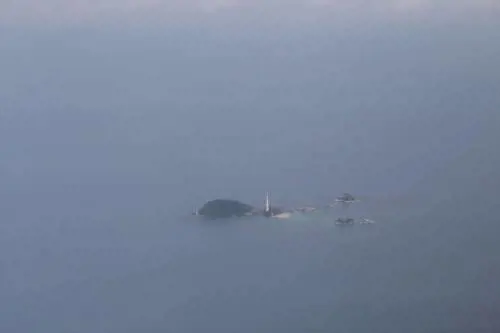 Volo malese precipitato: i resti dell'aereo