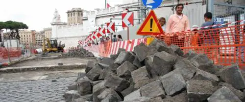 L'idea dell'assessore: "Vendere i sampietrini"