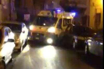 Napoli, ambulanza bloccata da auto in sosta: muore paziente 