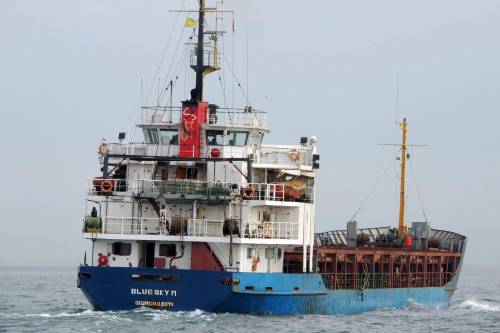 Centinaia di immigrati diretti in Croazia: la nave dirottata verso l'Italia
