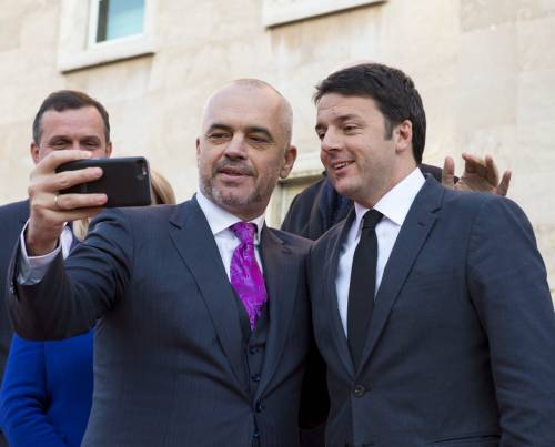 Il selfie tra il premier Matteo Renzi e il primo ministro albanese Edi Rama