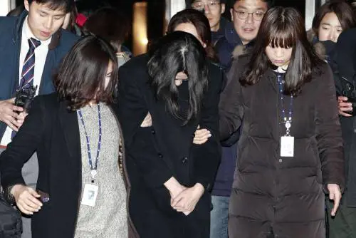 Bloccò il volo per delle noccioline, arrestata l'erede della Korean Air