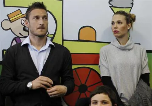Urla e gestacci al ristorante. Lite furibonda tra Totti e Ilary