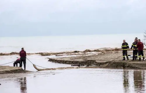 Fiumicino, sequestrato oleodotto: sversava kerosene in mare