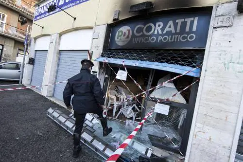 Attentato incendiario nell'ufficio Pd-Coratti