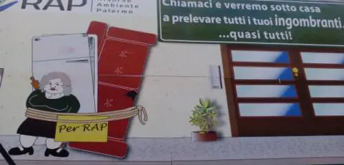 Una suocera da buttare nello spot sui rifiuti. Scoppia la bufera a Palermo