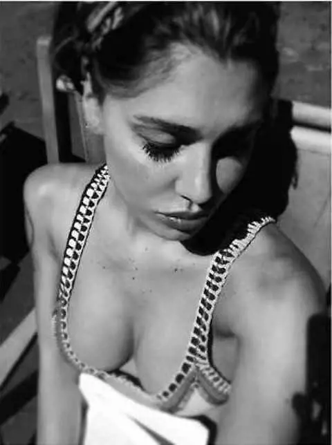 Belen ricorda Pino Daniele con una foto "scollata". La rabbia dei fan