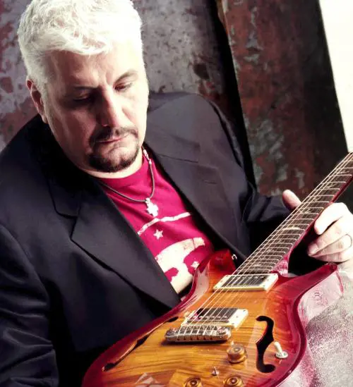 L'autentico bluesman che con il napoletano ha conquistato il mondo