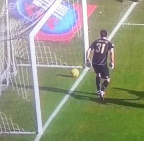La Roma batte l'Udinese. Polemica sul gol di Astori