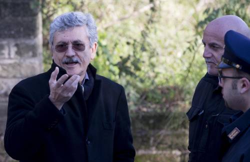 I fan di Pino Daniele contestano D'Alema fuori dalla camera ardente