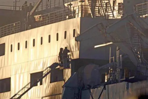 Brindisi, Norman Atlantic non smette di bruciare