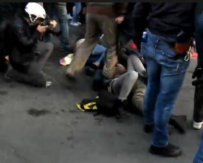 Uno dei fotogrammi con l'agente che calpesta una manifestante