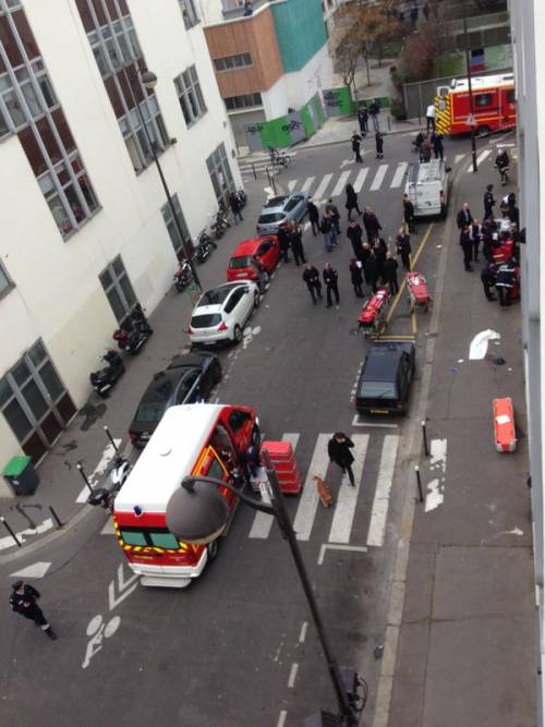 Charlie Hebdo, un collaboratore: "Uccisi come in una esecuzione"