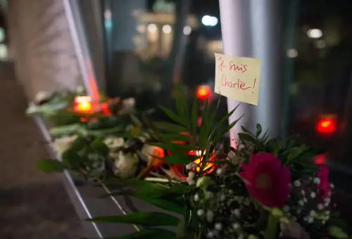 Fiori e un biglietto di fronte all'ambasciata francese di Berlino