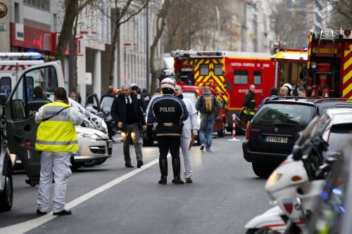 Polizia, ambulanze e vigili del fuoco sul luogo della sparatoria a Montrouge