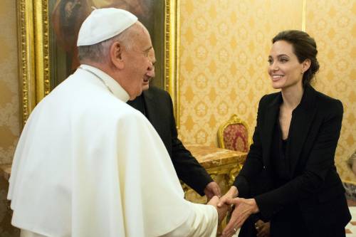 Angelina Jolie presenta il suo ultimo film a Papa Francesco
