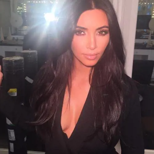 I selfie hot di Kim Kardashian diventano un libro