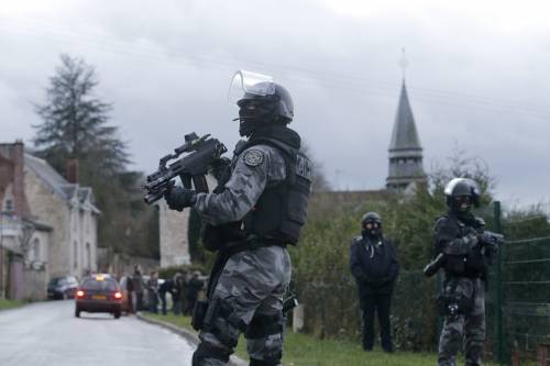 Charlie Hebdo, caccia infinita ai terroristi: Francia incapace di reagire