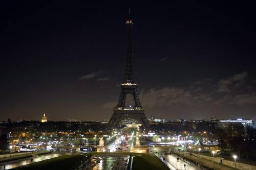 Charlie Hebdo, la Tour Eiffel si spegne in ricordo delle vittime
