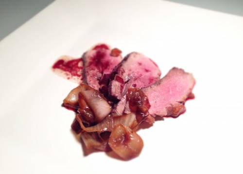 Come cucinare un petto d'anatra al vino e scalogno