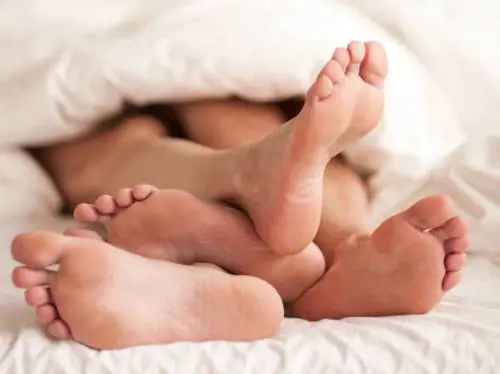 Si assenta per malattia, beccata ad amoreggiare davanti al cimitero
